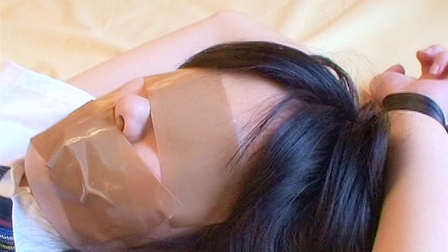 口の自由を奪われた少女