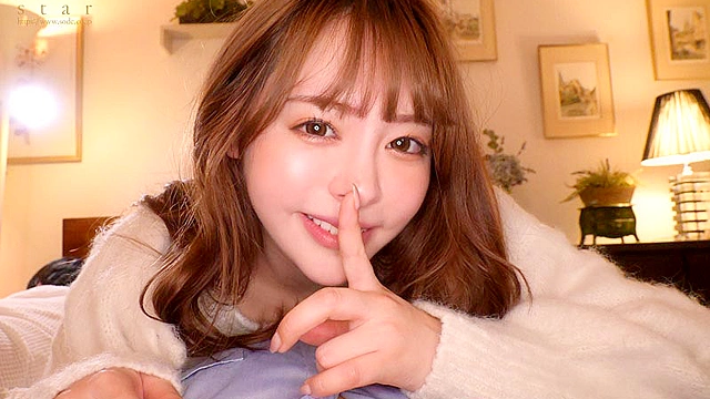 超至近距離で僕を誘惑してくる親友の彼女と…声が出せない密室、親友はすぐそこ！バレたら終わりなのに精子が止まりません…。小倉由菜