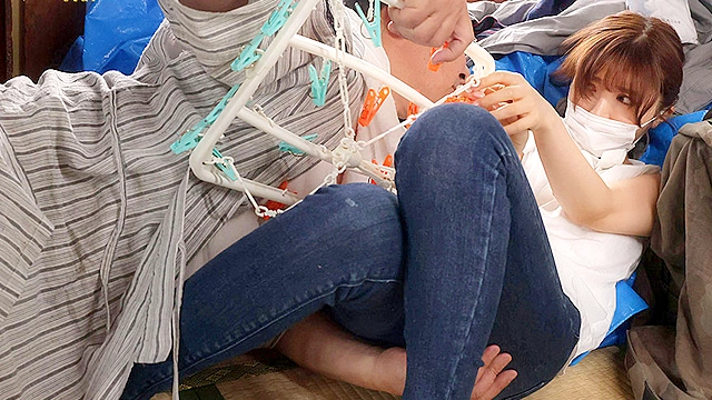 ゴミ部屋のマザコン変態オヤジにシモの世話まで求められ授乳プレイで奉仕する家政婦アルバイト 茉城まみ