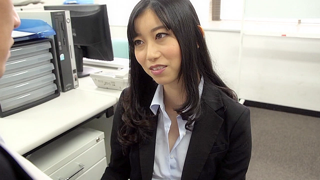 ラッキーな胸チラを発見し、気づかれないように見てたけど、やっぱりバレてた？！  11～人妻の日常編～