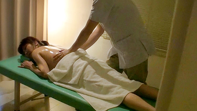 寝取られ妻隠し撮り投稿 愛する妻が他人男の性感マッサージで昇天してヤラれてしまう！？4家族2枚組