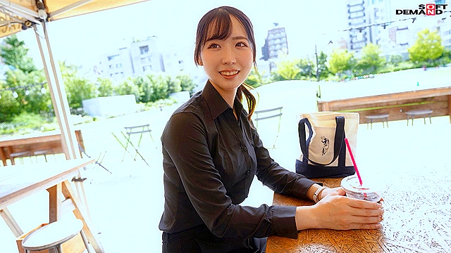 【初撮り】AV志願のカフェ店員 ハキハキした受け答えと柔和な笑顔 身長165cmスレンダーEカップボディ 玩具プレイとバックがお好みでソフトSMや複数プレイをやってみたい れいみちゃん 25歳