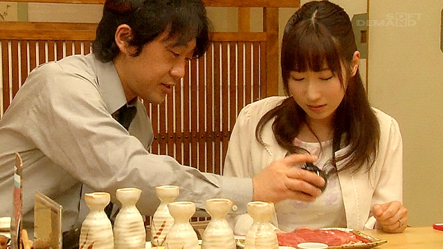 マジックミラー人妻不倫リサーチ 「酔うと急に色っぽくなる妻が心配で…」居酒屋で相席になった男性が妻を酔わせデカチンを握らせたら、鼻息が荒くなり旦那がいることも忘れ、チ○ポにむしゃぶりつくのか！？