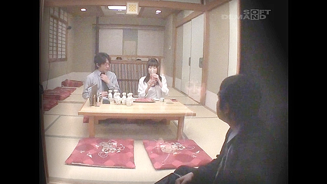 マジックミラー人妻不倫リサーチ 「酔うと急に色っぽくなる妻が心配で…」居酒屋で相席になった男性が妻を酔わせデカチンを握らせたら、鼻息が荒くなり旦那がいることも忘れ、チ○ポにむしゃぶりつくのか！？
