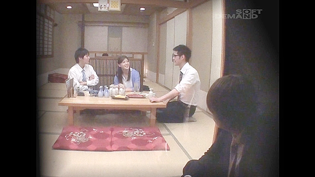 マジックミラー人妻不倫リサーチ 「酔うと急に色っぽくなる妻が心配で…」居酒屋で相席になった男性が妻を酔わせデカチンを握らせたら、鼻息が荒くなり旦那がいることも忘れ、チ○ポにむしゃぶりつくのか！？