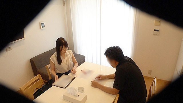 【○撮】打合せそっちのけで昼間から生ハメSEXをしてしまう新人不動産会社の女の枕営業を○撮。仕事に精を出すどころか精子を出させてしっかり契約を結ばせるスゴテクSEX2連戦【流出××】