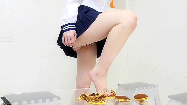 大量のどら焼きを楽しそうに踏む受験生のお嬢様