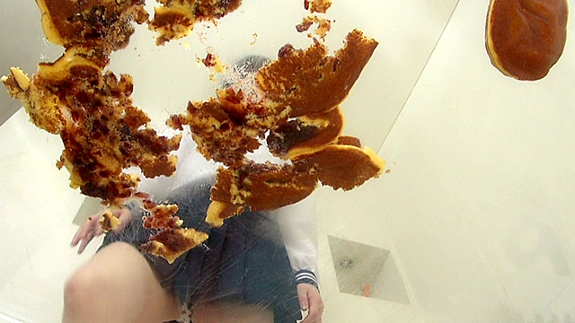 大量のどら焼きを楽しそうに踏む受験生のお嬢様