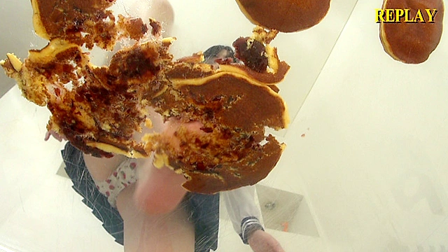 大量のどら焼きを楽しそうに踏む受験生のお嬢様