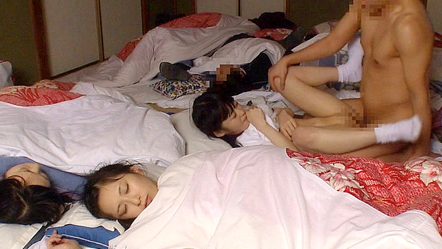 ザコ寝していた先輩女子マネージャーの声をこらえながら感じる悶絶SEXを見て発情しだす後輩マネ
