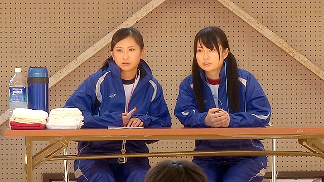 ザコ寝していた先輩女子マネージャーの声をこらえながら感じる悶絶SEXを見て発情しだす後輩マネ