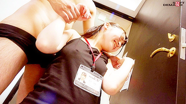 まさか仕事中に階段で全裸性交するなんて入社時は思ってなかったでしょうね。 SOD女子社員 ハダカになるより恥ずかしい！脱ぎキャンBOX野球拳 営業部 新卒2年目 蒲生司紗