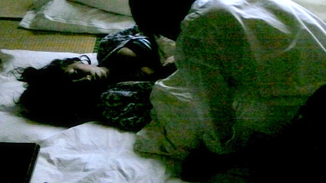 温泉旅館大旦那が夫婦で宿泊中の奥さんに夜○い寝取られ大胆SEX○撮