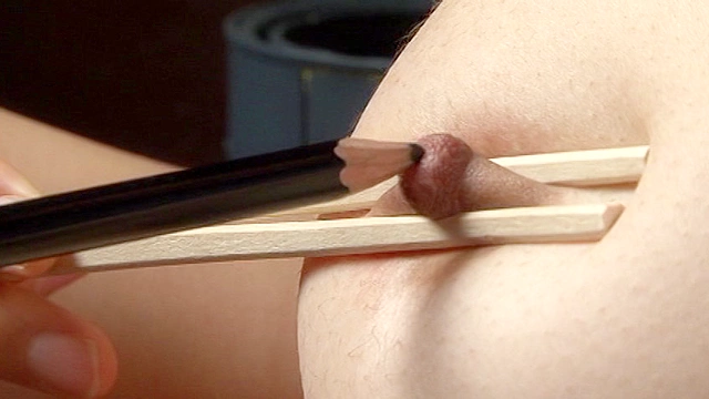 乳輪の大きな乳首と汚い乳首痛いッ