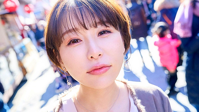 目が合うだけでどこでもベロチュウしてくる自慢の年上彼女はキスで勃起した僕をすぐラブホに連れて行きたがるのでいつもデートになりません 都築亜美