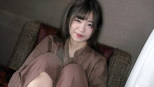 圧倒的美少女の小柄ボディをぶち壊すほどの激しいエッチで生ハメ貫通した記録！
