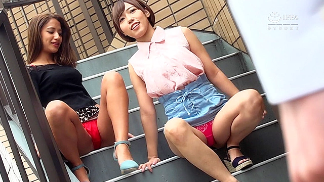 思春期少年の目の前に突然ミニスカパンチラが！イタズラ好きなお姉さん達は立ち止まった少年の勃起チ○ポを性欲満々でじっくり味わうのです3
