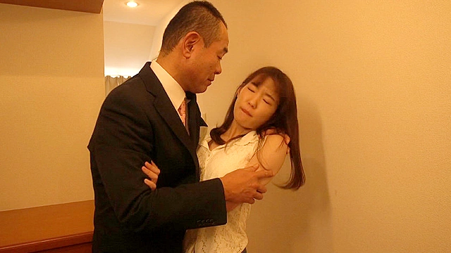 娘と母と義父と義兄 まだ小娘だと思ったら、母親譲りのオ○コ好きで、脱いだら美乳で良い躰、スケベな父と息子で犯りたおす