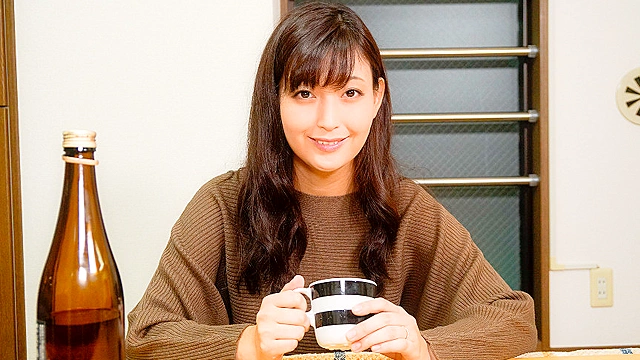コタツの中で蒸れた股間を夫以外の男にくちゅくちゅと弄られこっそり欲情する美熟女4時間