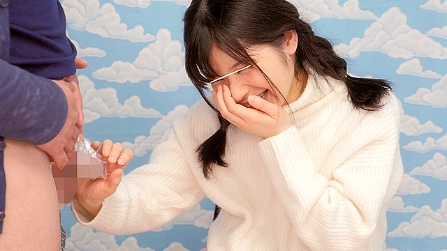 ラップ1枚被せて友達と素股してくれませんか？と偽り溶けるラップを仕込んでウブなお嬢さんに生ハメ、中出しさせちゃいました！