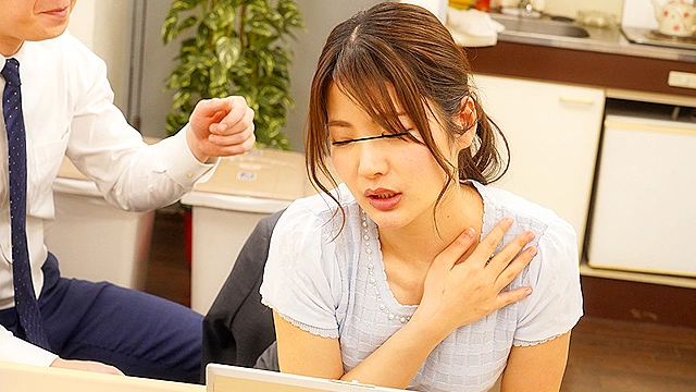 強力媚薬で女子社員と社内ファック！！ソソる女子社員と二人きりで残業中に通販で買った強力媚薬を飲ませてみた。はじめはモゾモゾしていたが、次第に目つきがエロくなってパンツを見せて明らかに誘ってくるので効いている様子。でも無視していると…我慢出来なくなったのか見せつけるようにオナニー！！俺の勃起したチ○ポに気付くと、バキュームフェラと社内ファックでヨダレ垂らして激しくイキまくる！！！