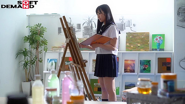 こんなに大人しそうな子なのに、頭の中はエッチな妄想でいっぱい 敏感スレンダーな芸術肌の美術学生 SOD専属AVデビュー 栗山さや