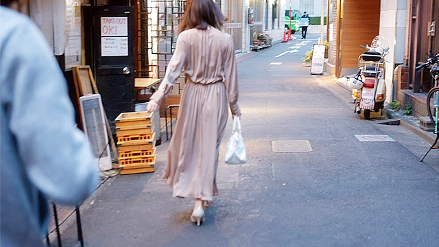 人妻である事を隠してまで他の男性が誘える雰囲気を作り繁華街のラブホテルに消えて行く…行きずりの不倫