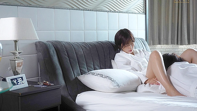 PM7:00チェックインからAM7:00チェックアウトまで中出しセックスに明け暮れた最後のお泊りW不倫 紗倉まな