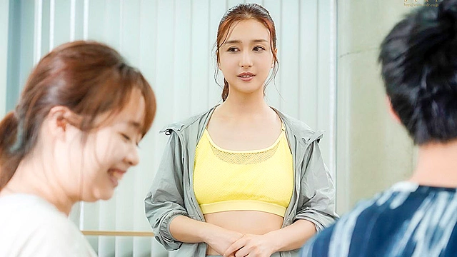 自慢の美尻で新婚夫婦の旦那を誘惑し子づくり中出しSEXを求めるパーソナルインストラクター 古川いおり