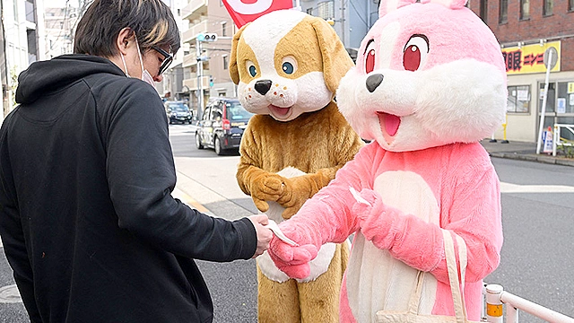 このうさちゃんが脱いだらスゴイおっぱいだった…！世間知らずな巨乳バイトと、汗と愛液にビショ濡れてヤリまくった。八蜜凛