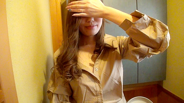 個撮）ものすごい美巨乳！ムッツリ系お姉さんの唇がチンポにまとわりつく密着バキュームフェラ【口内発射】