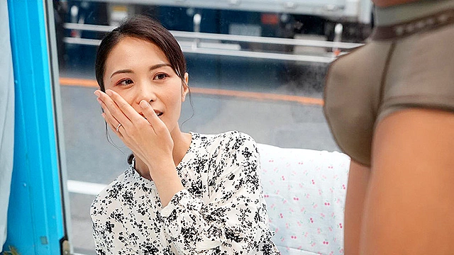 マジックミラー号 優しい子持ちのママ・まいこさんにこっそりデカチンを見せつけて 素股で擦りつけて育児でレス気味の欲求不満オ○ンコに旦那の目の前でヌルっと生挿入 産後の柔らかい膣穴が気持ち良すぎて中出し不倫SEX