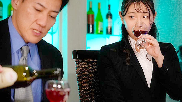 尊敬していた上司と出張先でまさかの相部屋に…肉体関係を迫られ心底失望するも不覚にもデカチン性交に溺れてしまった新卒女子 三葉ちはる