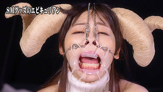 白いワンピースのボンデージドール