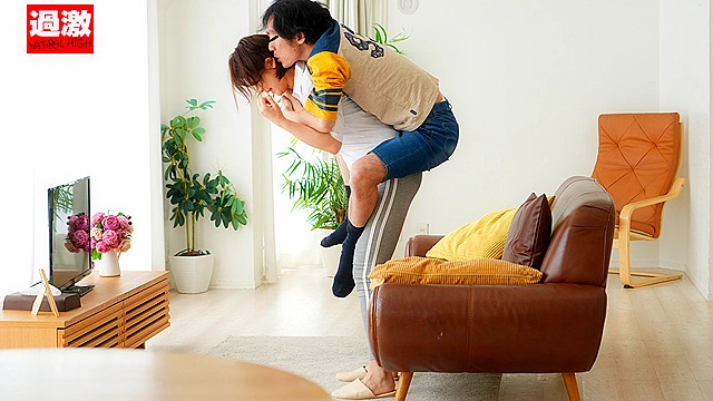 ○○だと思っていた甥っ子に抱きつき耳舐めされ発情お漏らししてしまう巨乳叔母 おっとりグラマー妻