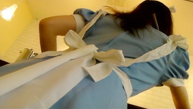 熟女メイドカフェパンチラ○撮2