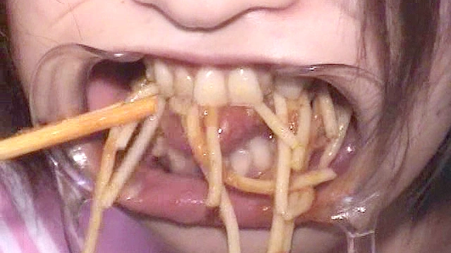 開口で食事02