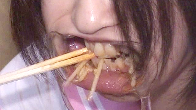 開口で食事02