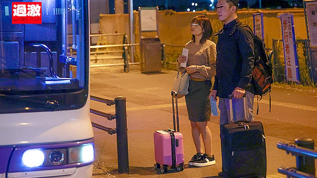 夜行バスで2人きり デカチンをねじ込まれた快感が忘れられず騎乗位中出しするまで発情腰が止まらない美尻娘 色白巨乳JD