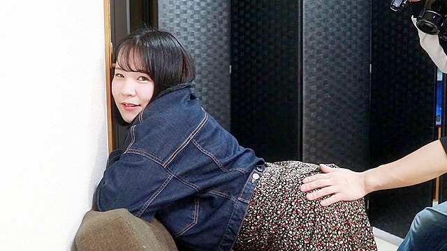 お尻にザーメンをぶっかけちゃおう！オナ見編！（SKE48大場美奈似の小雪）