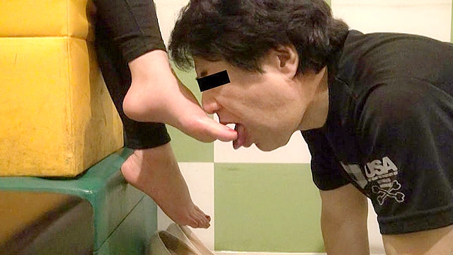 仕事後の足の汚れ舐め取り職人12 18歳保育園調理師の足は給食より美味
