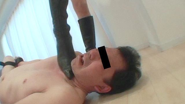 ブーツで急所踏み潰し小悪魔のように笑う女NEO
