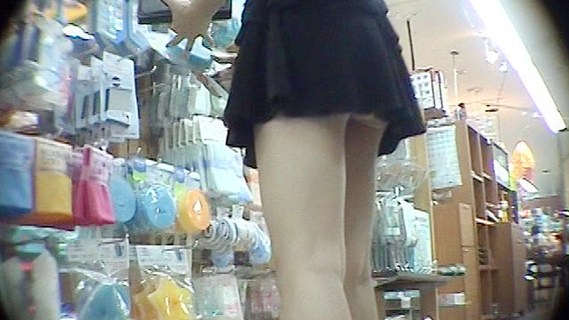 M字開脚でしゃがんで、お買い物？！ローアングル美少女44-024