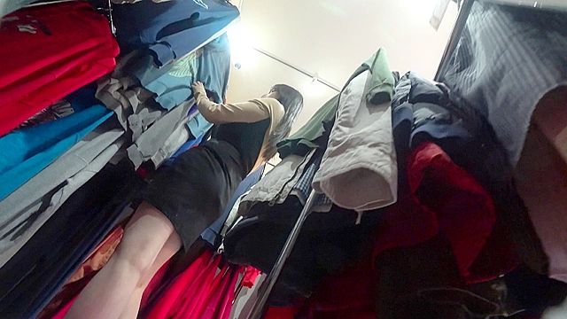 Gカップ古着屋店員おっぱいポロリしてお色気販売