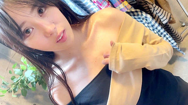 Gカップ古着屋店員おっぱいポロリしてお色気販売