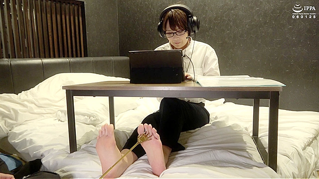 「緊急Web会議！ テレワーク中のやりたい放題くすぐりイタズラ」