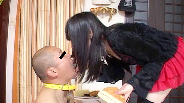 ニーハイブーツと黒ストッキングで犬男と餌を踏み潰すワガママお嬢様