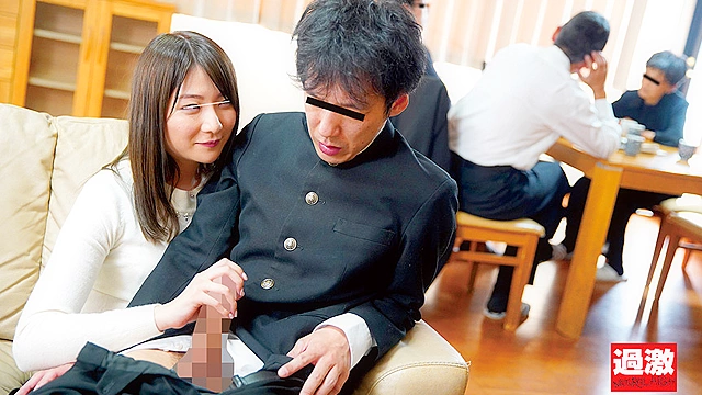 成長した甥っ子のデカチンが触りたくて膝の上に乗せてこっそりシゴきまくる叔母
