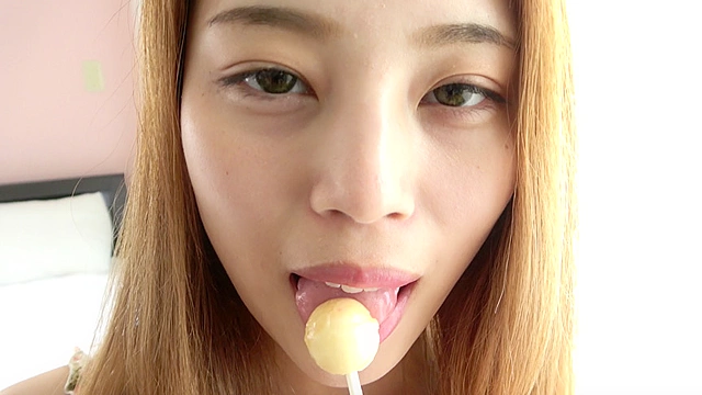 激カワ美女 森山なつかチャンのアメ舐め＆ローター攻め！！