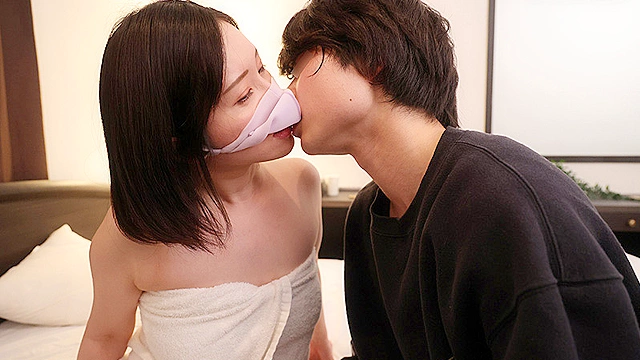 SOD女子社員 身バレNG人妻社員 「家族もいるので…」と今までマジで一度も撮らせてもらえなかった巨乳と噂の3人の若妻社員たちに、本気の本気で撮影交渉し続けたら、マスク着用を条件に出演してもらえました。